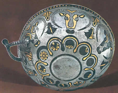 Чаша с изображением бычьих голов XIV век до н.э. Высота 6 см. Диаметр 15,7 см. Кипрский музей. 