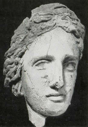 Идеализированная женская голова из кенотафа на некрополе Саламина. Глина. Конец IV в. до н. э.