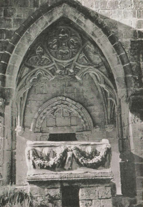 Саркофаг в аббатстве Белапайя