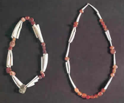 Неолитические ожерелья из карнеола и раковин-денталий.