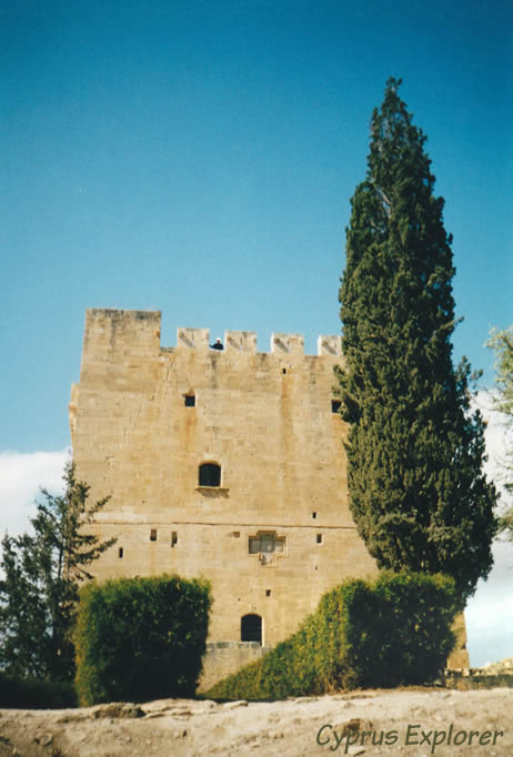 Замок Колосси. Восточная сторона с мраморной крестовидной панелью