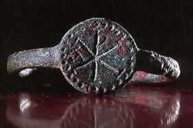 Бронзовое кольцо, найденное на руке у погибшего мужчины, с надписью ХР – древнейшим символом Иисуса Христа, называемым "лабарум"