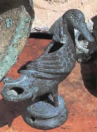 Бронзовая лампа, найденная при раскопках в Курионе