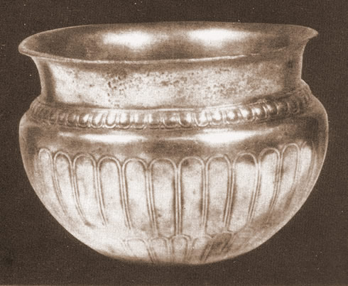 Орнаментированная серебряная чаша из дворца В Вуни. d 12 см; Классический период, 450-400 г. до Р.Х. Музей Кипра, Никосия
