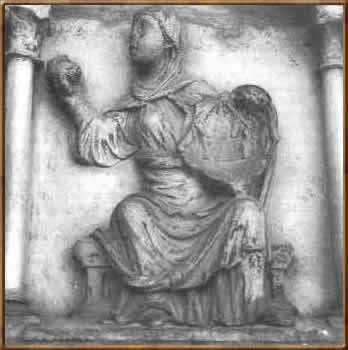 Атанор собора Нотр-Дам в Париже в руках у фигуры, находящийся внутри медальона, удивительно напоминает своей формой атанор Гауди в парке Гуэль
