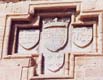 Крестообразная мраморная панель с изображением герба короля Кипра, фланкируемого гербами Грандмастеров Ордена Госпитальеров