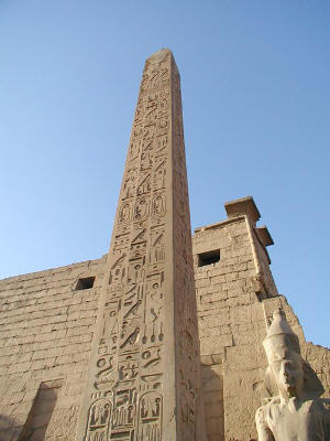 Обелиск перед пилоном Рамзеса II. Луксор