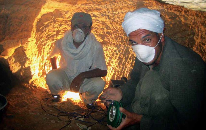 Рабочие под землей в окрестностях Гизы