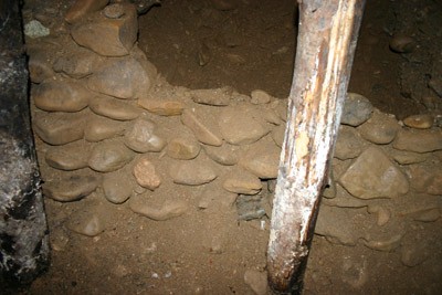 Сухая каменная стена в туннелях Равне